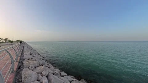Scenic View of the Running Track and Promenade at Al Khobar Corniche Vidéo 335223581