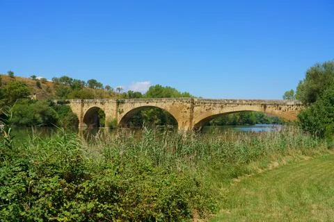 Scenic view of a rustic stone bridge in the Rioja region near San Vicente d.. Foto stock