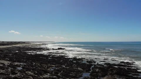 Scenic view of the sandy beach and ocean coast in Plozevet, Brittany, France Vidéo 341882881