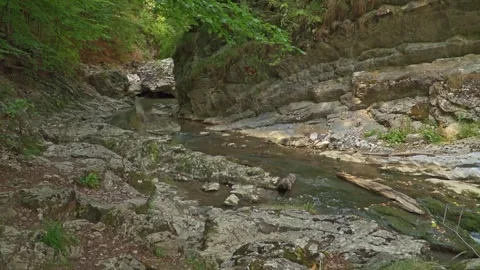 Scenic View of Shallow River Flowing Through Mountain Canyon Gorge Vídeo Stock 345632606