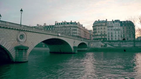 Scenic view of stone bridge over river Seine in Paris city during early mor.. Vidéo 337622215