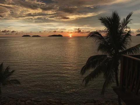 Scenic view of sun setting over horizon Stock-Fotos