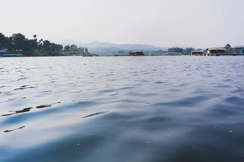 Scenic view of a tranquil lake with floating houses and distant mountains u.. Foto stock