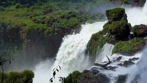 Scenic view of waterfall cascading over lush green cliffs in tropical rainforest Vidéo 343441159