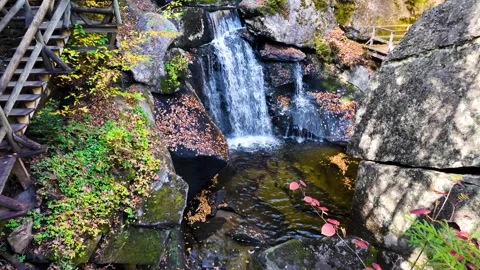 Scenic water falls at Lost River Gorge and Boulder Caves during autumn time. Video stock 310353378