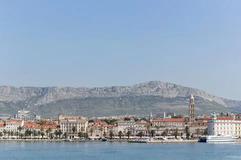 Scenic Waterfront View of Split With Historical Architecture and Mountain B.. Foto stock