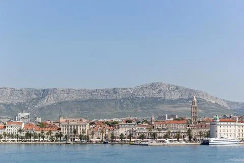 Scenic Waterfront View of Split With Historical Architecture and Mountain B.. Foto stock
