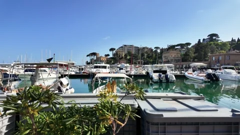 Scenic Wide-Angle View of Mediterranean Marina with Boats and Blue Sky 스톡 동영상 333940453