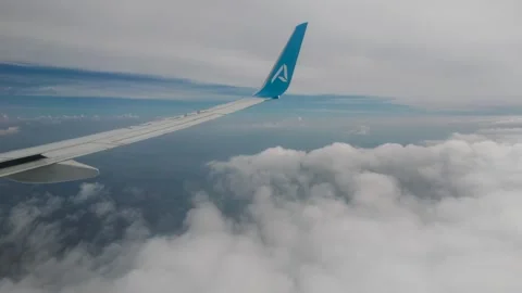 Scenic window view of AJet airplane wing flying. 스톡 동영상 336930475
