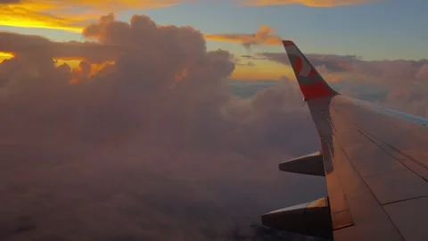 Scenic window view of a Gol Linhas Aereas airplane wing flying above clouds  Vidéo 338185376