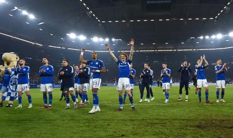 Schalkes Spieler feiern den Sieg, vorne mitte v.li., Moritz Jenz (FC Schal... Stock Photos