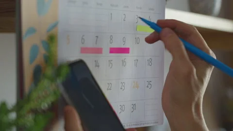 Schedule on a calendar Видео 235718784
