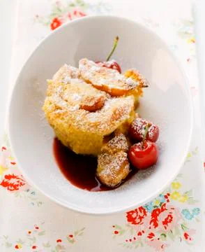 Scheiterhaufen ("Log pyre", bread pudding) with cherries Foto stock