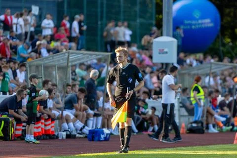  Schiedsrichterassistent Jakob Putz - Hutthurm (Bayern/Deutschland) Fussba... Stock Photos