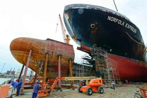 Schiffbau Schweiß und Schneidarbeiten an einem Schiffsrumpf im Dock. Weldi.. Stock Photos