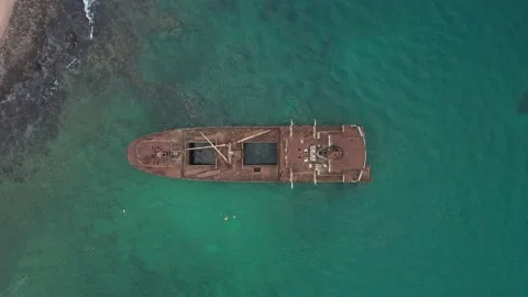 Schiffswrack auf Lanzarote mit der Drohne im Meer Kanaren Drohne Stock Footage 199437378