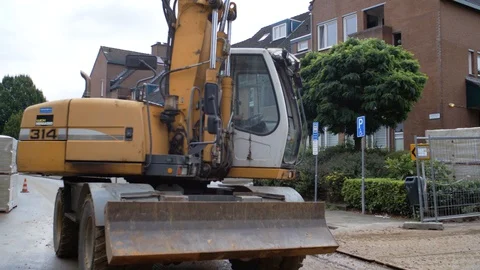 Schimmert, The Netherlands - August 3, 2017 - Liebherr 314 Excavator Turning Vídeo Stock 129398710