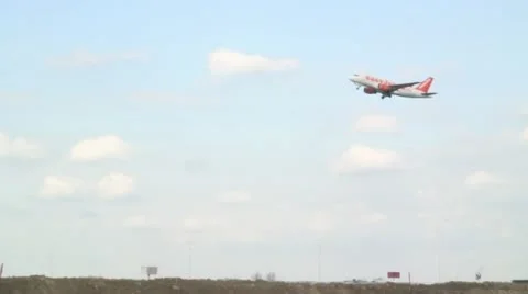 Schiphol 4 - Easyjet Plane fly over Stock-Footage 10966206