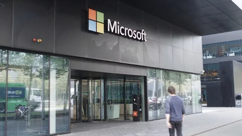 Schiphol, The Netherlands - August 29, 2017 - Handheld Shot Of A Microsoft Vídeo Stock 129398700