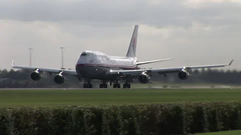 Schiphol - OCT 10, 2009: Malaysia Airline Boing Airplanes takes off at Schiph Vídeo Stock 182110053