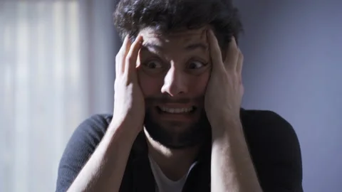 Schizophrenic man hallucinating at home. Vidéo 222484855