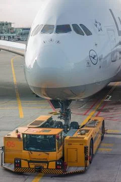  Schleppen eines Airbus mit einem Schlepper auf einem Flughafen Airbus tow... Fotos de archivo