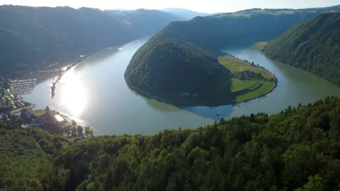 Schlögener Schlinge Danube loop behind a forested hillside at sunset Vidéo 340824979
