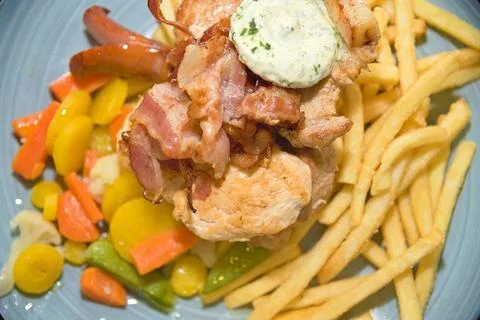 Schmackhaftes gemischtes Grillteller mit Gemüse und Pommes frites *** Tast.. Stock Photos