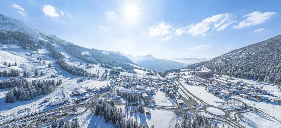 Schnee, Sonne und blauer Himmel, ideale Bedingungen für Wintersport in Bad.. Stock Photos