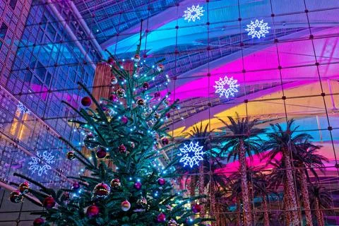  Schneeflocken und Palmen. Blick auf die weihnachtlich dekorierte Fassade ... Stock Photos