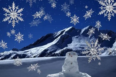 Schneemann Kleiner Schneemann steht einsam in dunkler Winternacht in alpin... Stock Photos