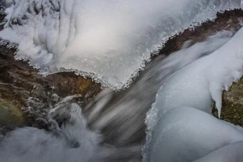Schnell fliessendes wasser und eis Stock Photos