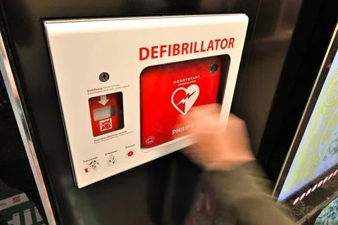 Schnelle Hilfe ! Der automatisierte externe Defibrillator für eine erfolgr.. Stock Photos