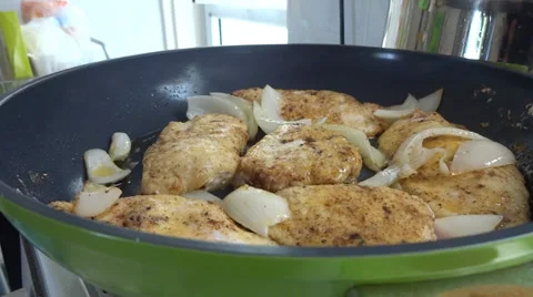 Schnitzel in pan 스톡 동영상 31847507