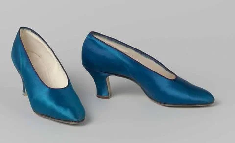 Schoen, van kobaltblauwe satijn.Left ball boots from cobalt blue satin. Mo... Stock Photos