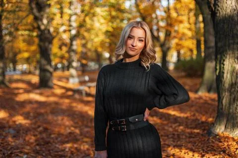 Schöne junge Herbst Mädchen Modell in einer Mode gestrickt schwarzen Pullo. Stock Photos