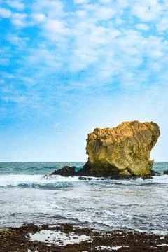 Schöne Strandlandschaft mit großer einzelner Felsformation in Java, Indone. Stock-Fotos