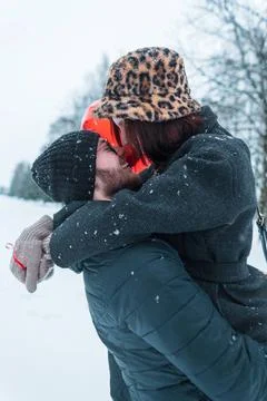 Schönes junges glückliches Liebespaar in modischer Winterkleidung umarmend. Stock Photos