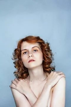  Schönes Model mit natürlichen Make-up Rothaariges Mädchen kreuzt die Arme Stock Photos
