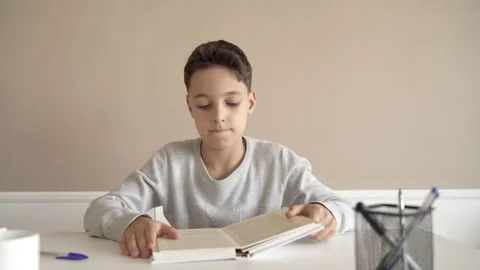 School boy having trouble with his homework. Vídeos de archivo 142032222