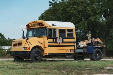 School bus modified to be a tow truck Foto stock