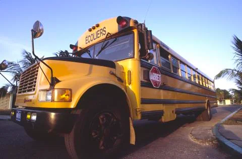 School bus yellow schoolbus in cuba traffic Stockfoto's