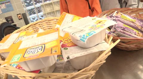 School cafeteria line as students select food 動画素材 40032629