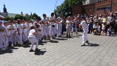 The school of capoeira performing during Dragons Parade in Cracow, Poland Vidéo 245572528
