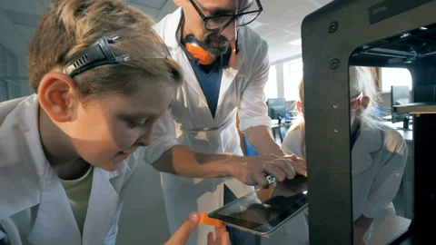 School children make the robot printing it on a 3D printer. 動画素材 93565383