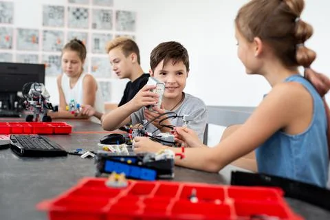 School children programs a robot in the classroom. Foto stock