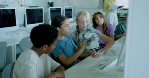 School Children in STEM Computer Classroom using Virtual Reality Headset 스톡 동영상 286045866