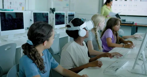 School Children in STEM Computer Classroom using Virtual Reality Headset 스톡 동영상 286056402