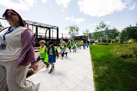 School children on a supervised field trip walking in Vilnius, Lithuania wi.. Foto stock