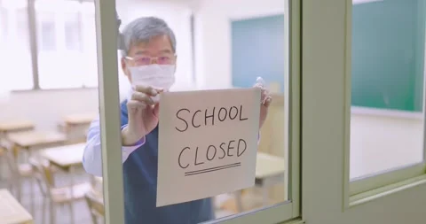 School closed sign on windows Stock Footage 142773128